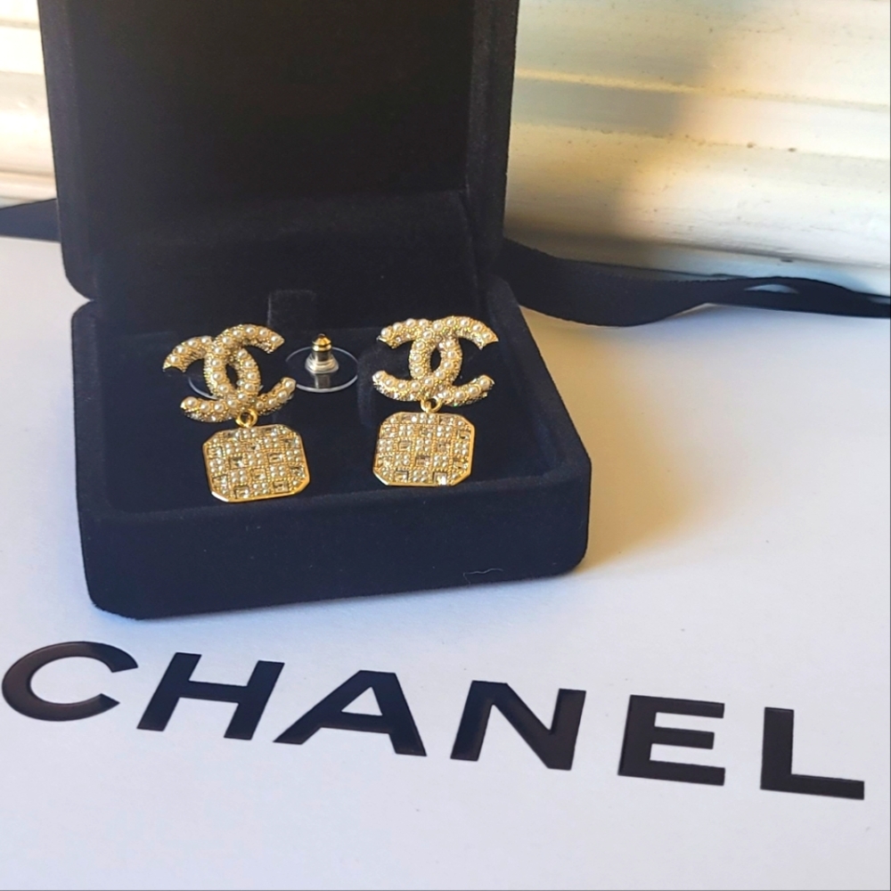 Chanel Gold and Cream Earrings - Picture 2 of 14